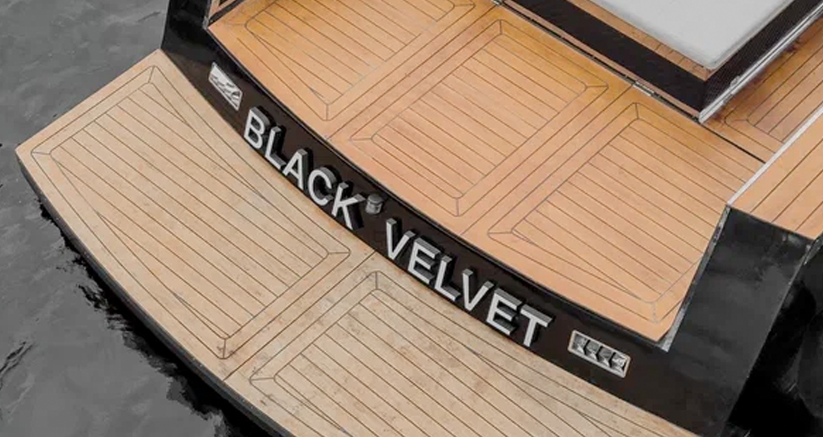 катание на премиальной яхте BLACK VELVET