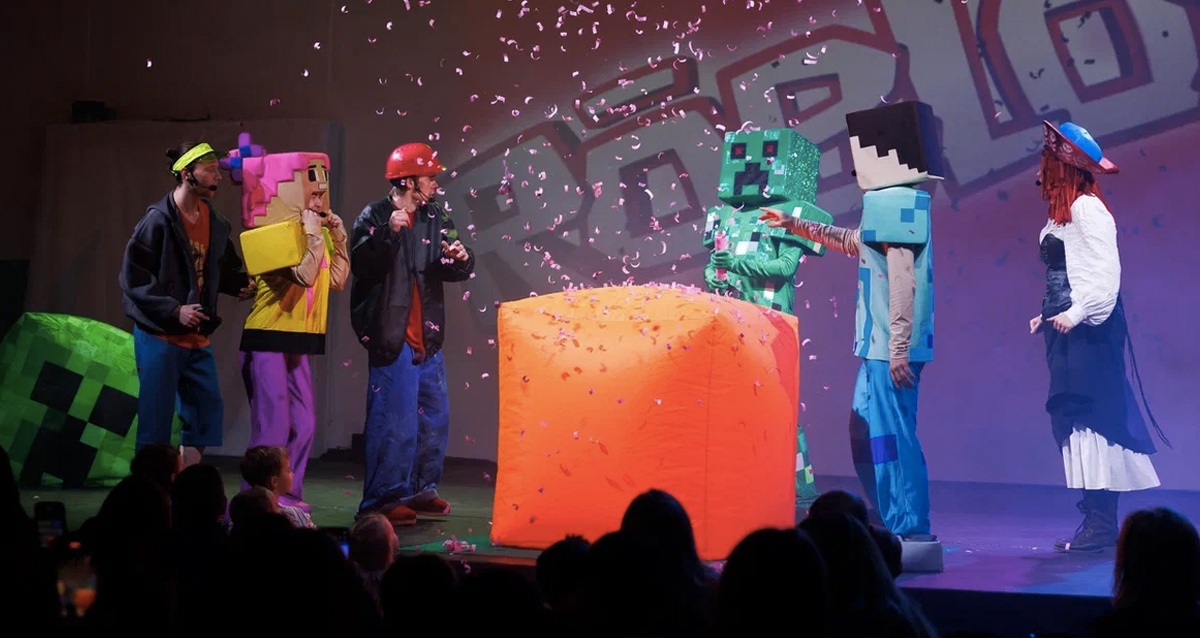 шоу Minecraft vs. Robloх