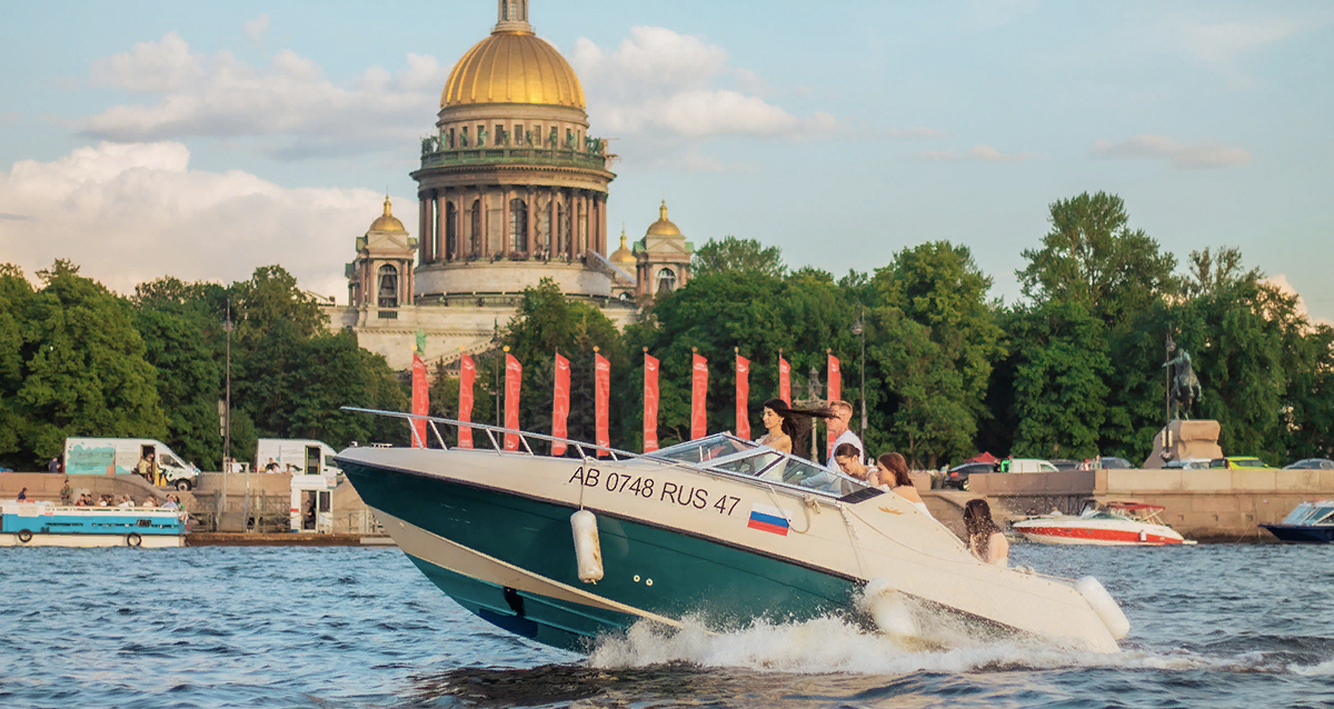 Катание на катере в СПб