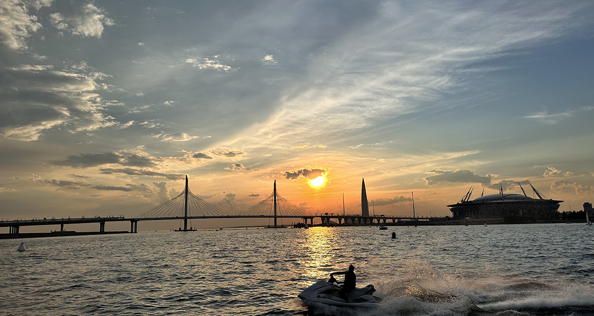 вечерняя прогулка на тепоходе с живой музыкой и экскурсией