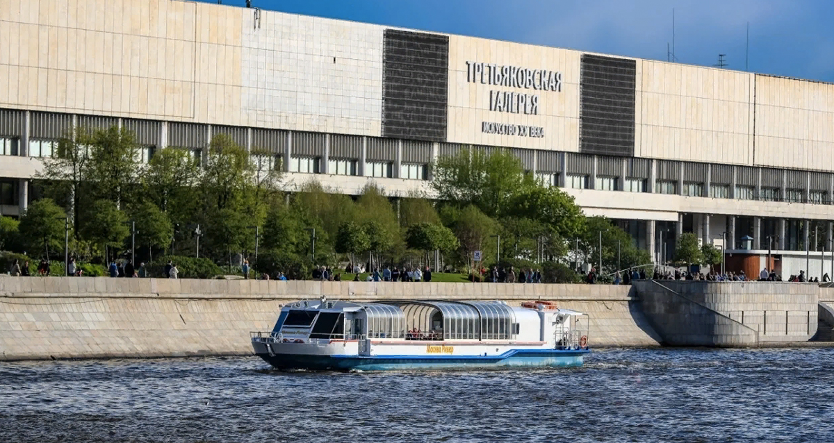 салют 9 мая на теплоходе