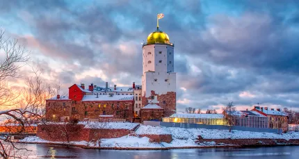 Скидки до 38% на тур «Веселый Новогодний Выборг: экскурсия с комиком»