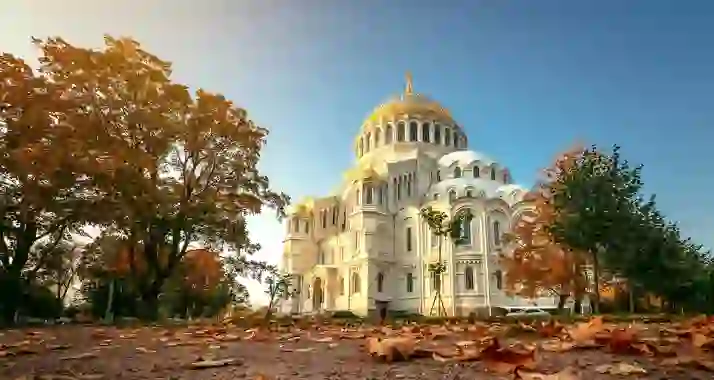 Скидка 35% на автобусный тур «Кронштадт-Петергоф»