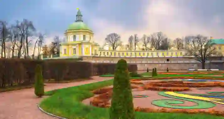 Скидка 44% на тур на день «Ораниенбаум – Петергоф – Александрия»