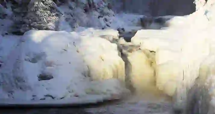 Скидка 23% на тур в Карелию «Горный парк "Рускеала" и водопады»