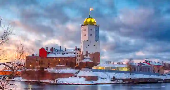 Скидки до 38% на тур «Веселый Новогодний Выборг: экскурсия с комиком»