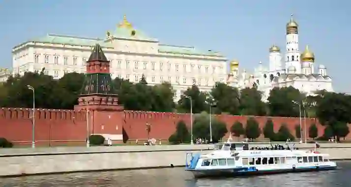 От 390 р. за кремлевскую обзорную прогулку на теплоходе