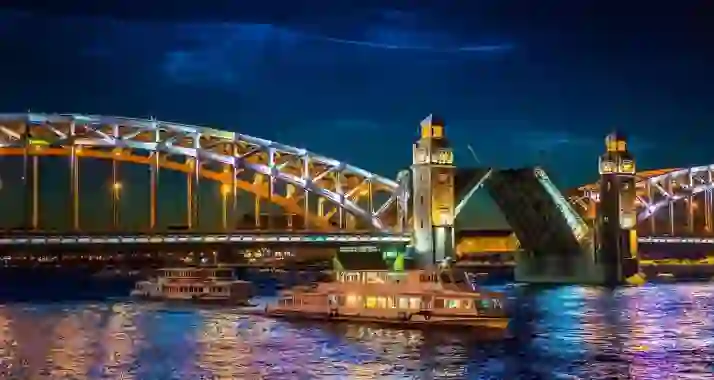 Скидки до 76% на речную трехчасовую прогулку «Разводные мосты и морской фасад»