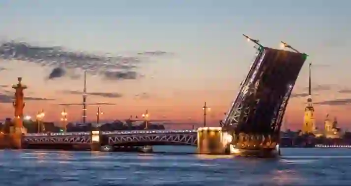 От 1690 р.  за ночной круиз «Весь Петербург: каналы и разведение мостов»