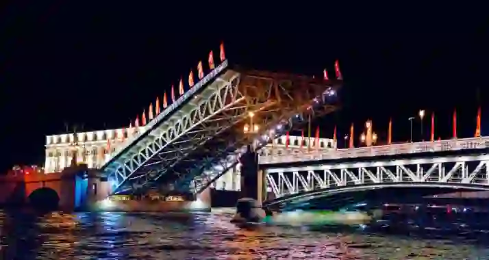 Скидки до 51% на прогулку «Мосты над Невой»