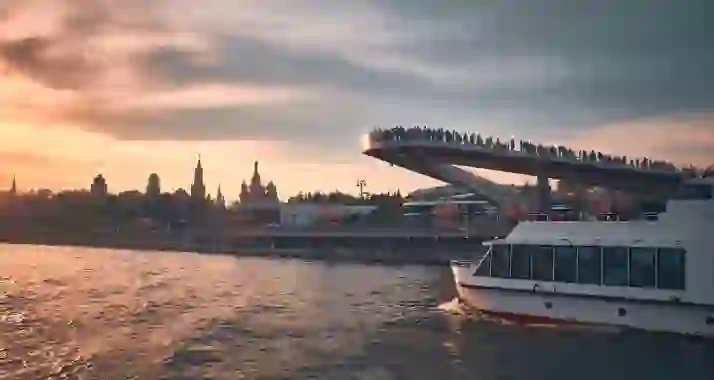 От 690 р. за речную прогулку по центру Москвы